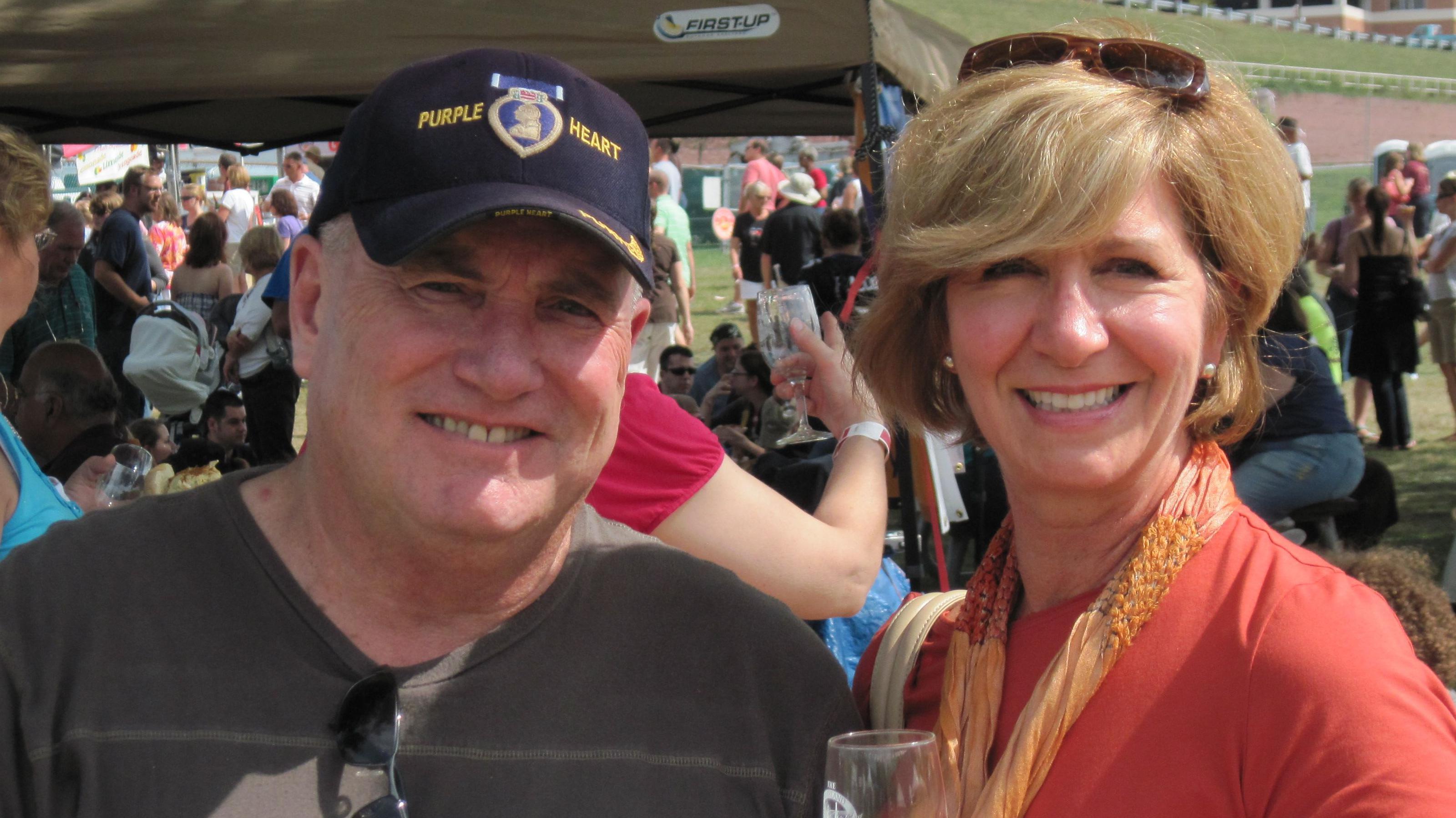 Holivudska priča dvoje zaljubljenih tinejdžera koji su posle 40 godina pronašli jedno drugo i njihovu ćerku 7 muškarac i žena gledaju i kameru i smeše se, žena sa čašom u ruci