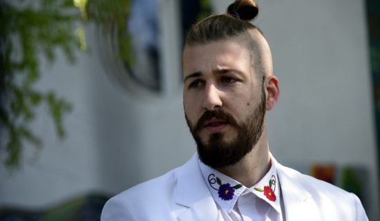 Beli Preletačević se takmiči na PZE 2026: Bivši kandidat za predsednika Srbije zamenio opanke i vunene čarape za mikrofon 8