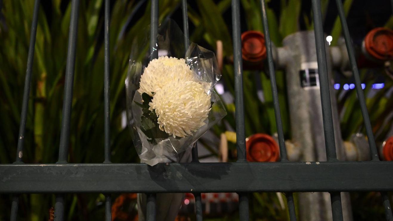 Napad na Jevreje u Sidneju: Najmanje 12 mrtvih; 'Terorizam', kaže premijer Albaneze 4 Cveće ispred bolnice Sent Vinsent u Sidneju, gde su smešteni neki od ranjenika