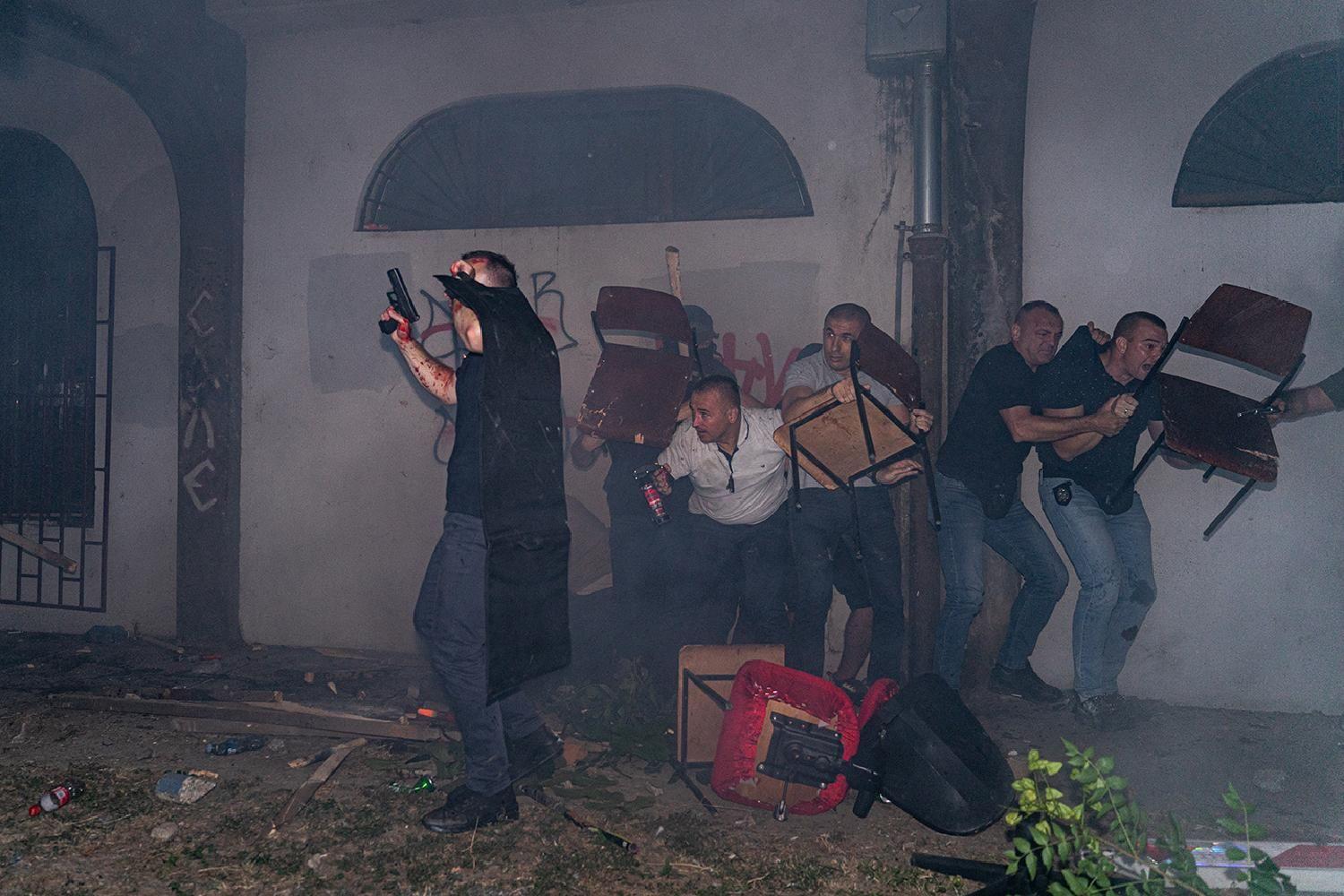 'Kobre' u odbrani u Novom Sadu, studenti Savo i Nadija: Najbolje fotografije u Srbiji za 2025. 2 pripadnici Kobri tokom nasilnih antivladinih demonstracija u Novom Sadu