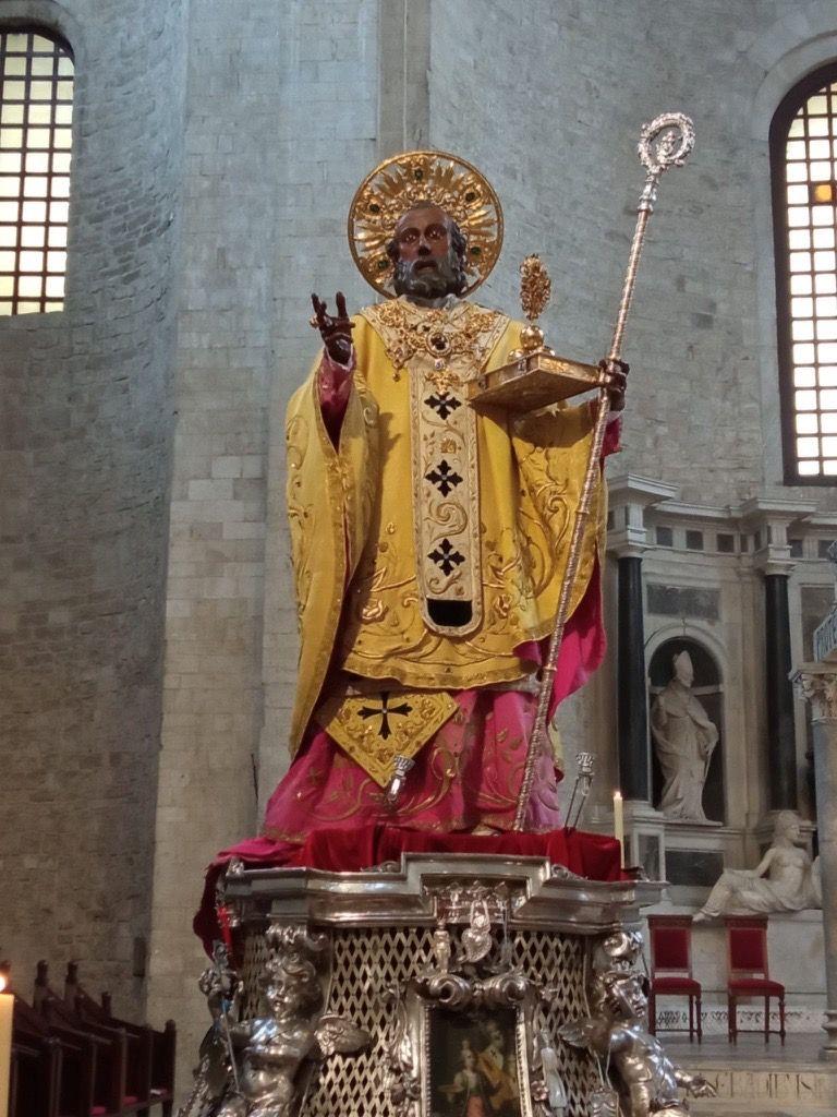 Sva lica Svetog Nikole: Između istorije i verovanja 2 sveti nikola, kip svetog nikole u crkvi u bariju