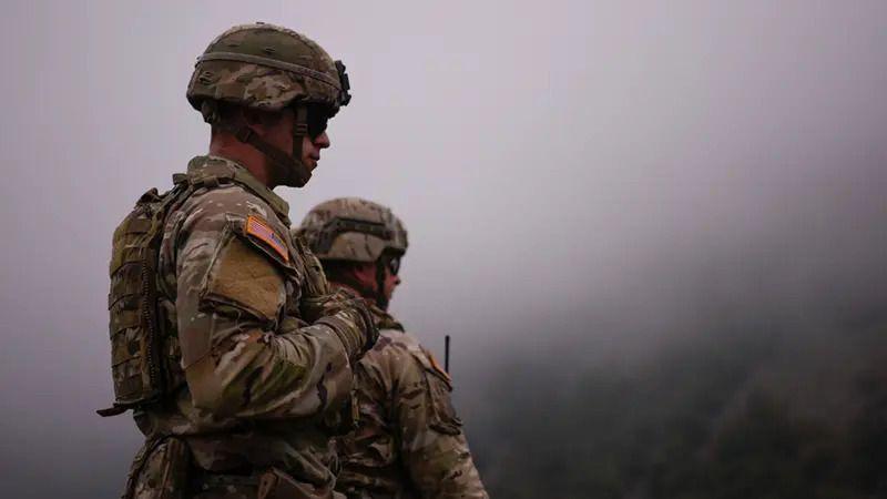 Može li se u 21. veku biti izvan vojnih saveza 2 Dva vojnika u uniformama