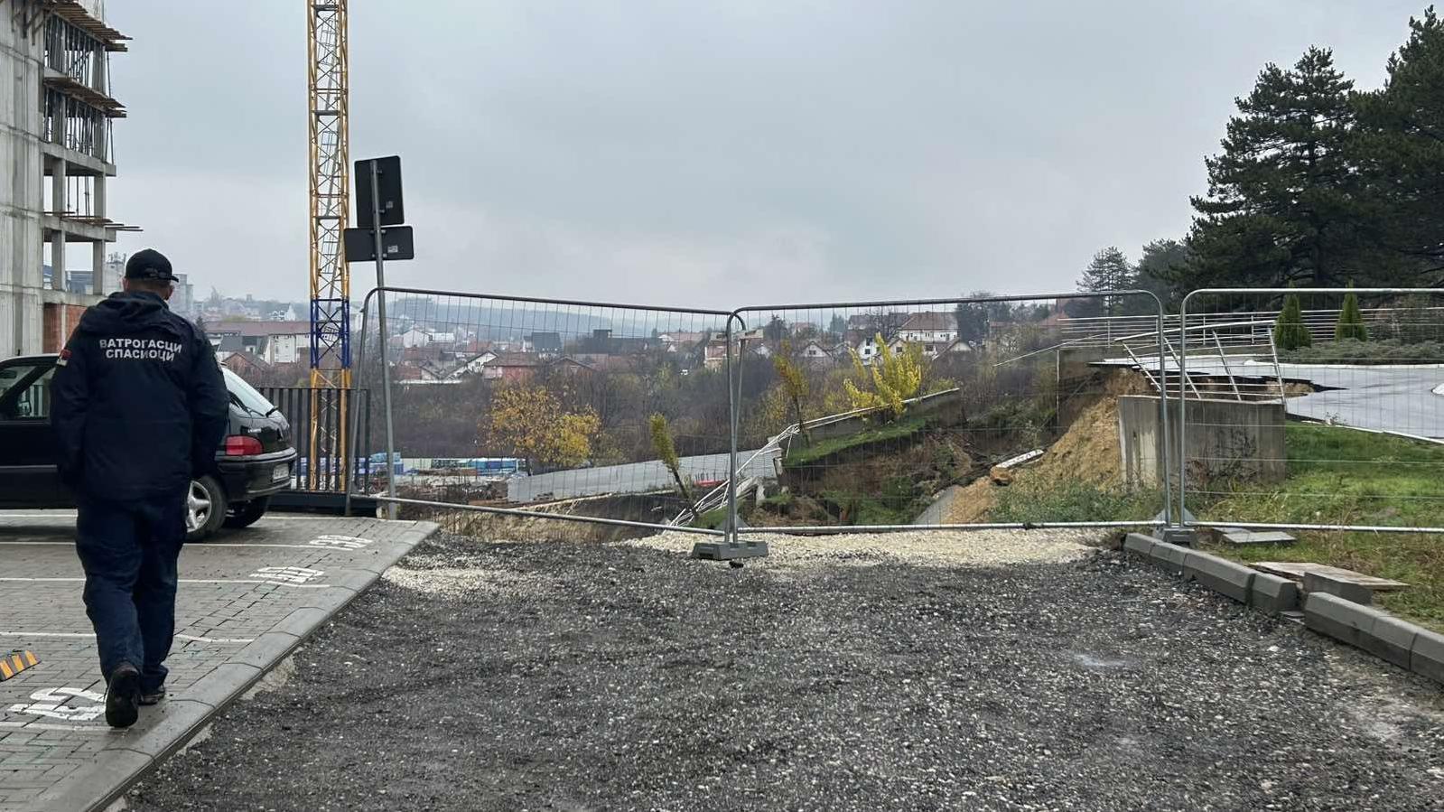 Urušavanje puta u Kragujevcu: 'Ugrožen jedan od najvažnijih naučno-istraživačkih objekata u Srbiji' 3 Obrušeni deo puta i potporni zid u Kragujevcu