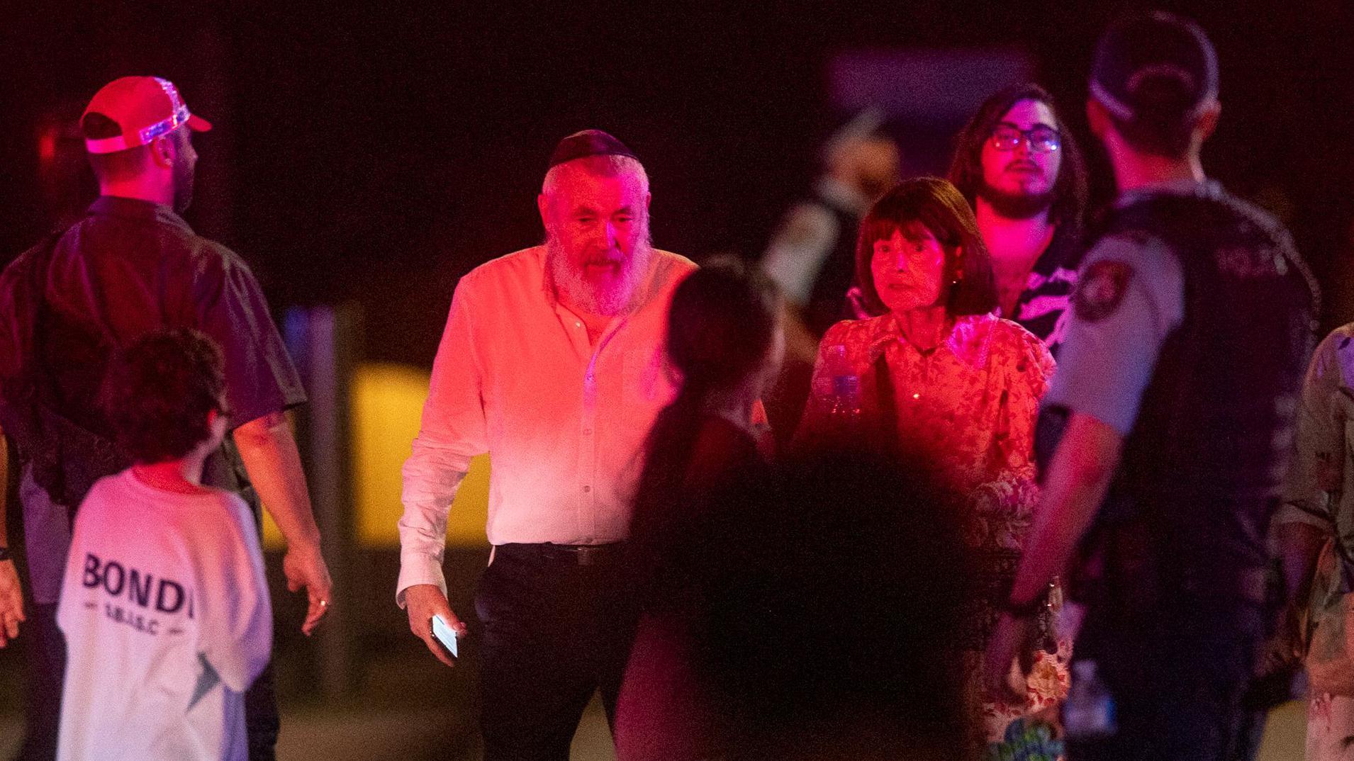 Pucnji na jevreje u Sidneju: 15 ubijenih, desetine ranjenih - šta se zna o napadačima 3 Policija evakuiše ljude sa plaže Bondi