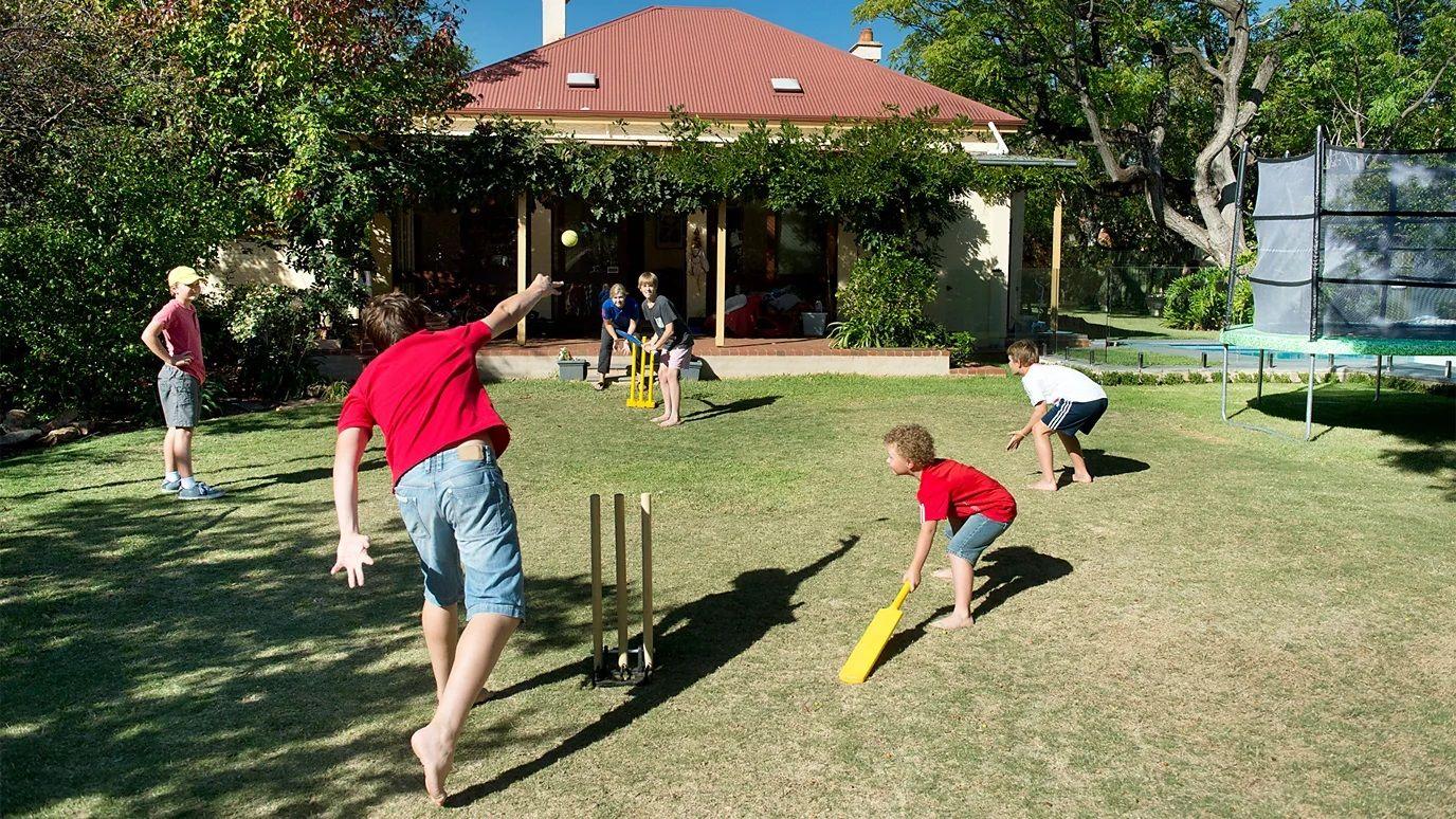 kriket, ljudi igraju kriket u dvorištu kuće