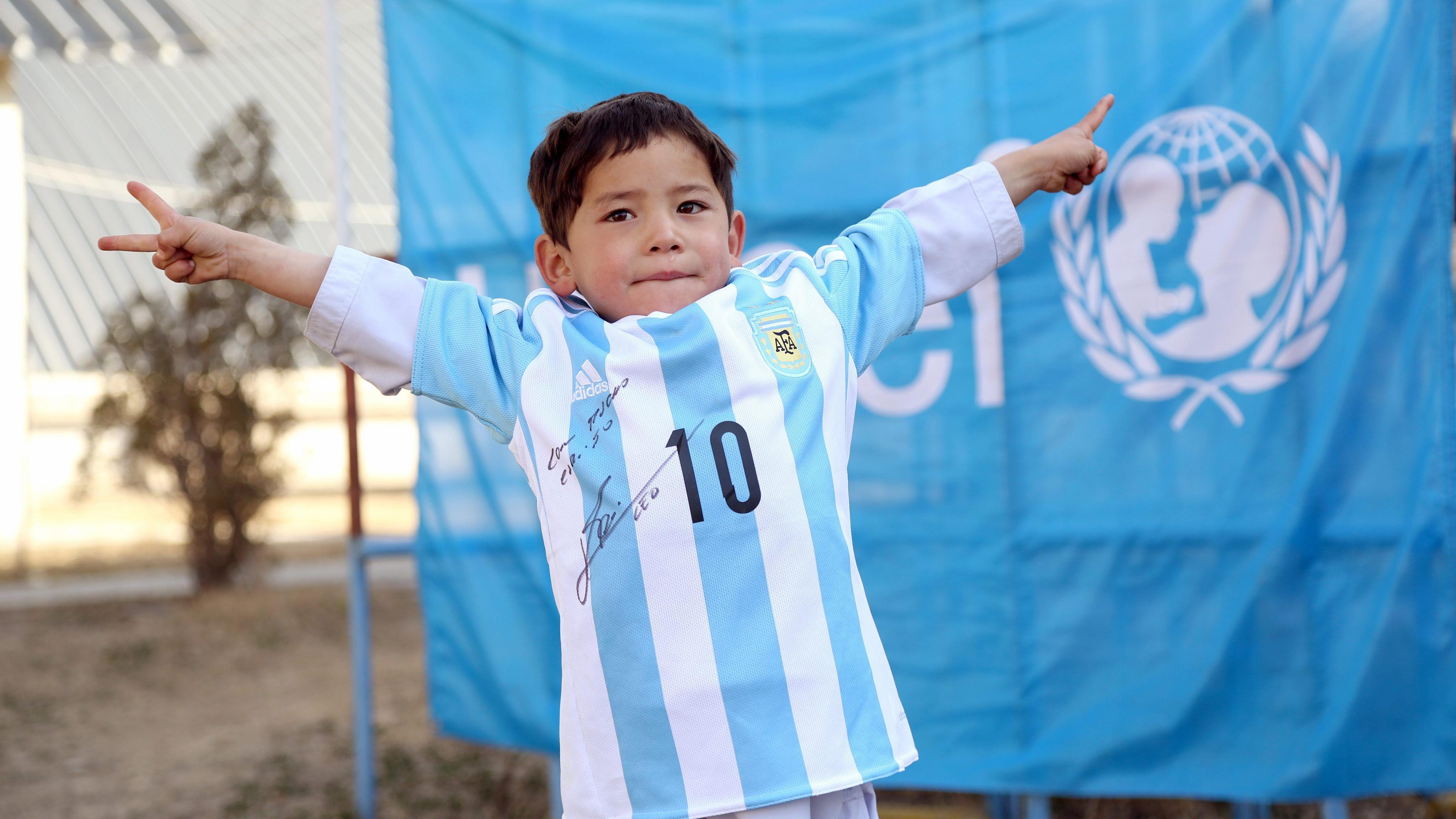Šta je UNICEF i zašto je važan 1 dečak u argentinskom fudbalskom dresu stoji ispred logoa UNICEF-a