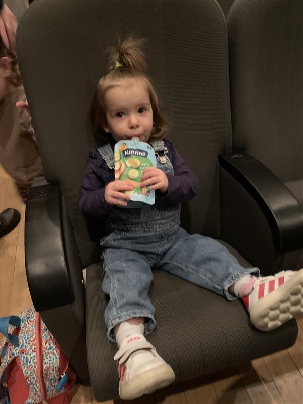 devojčica u bioskopu 