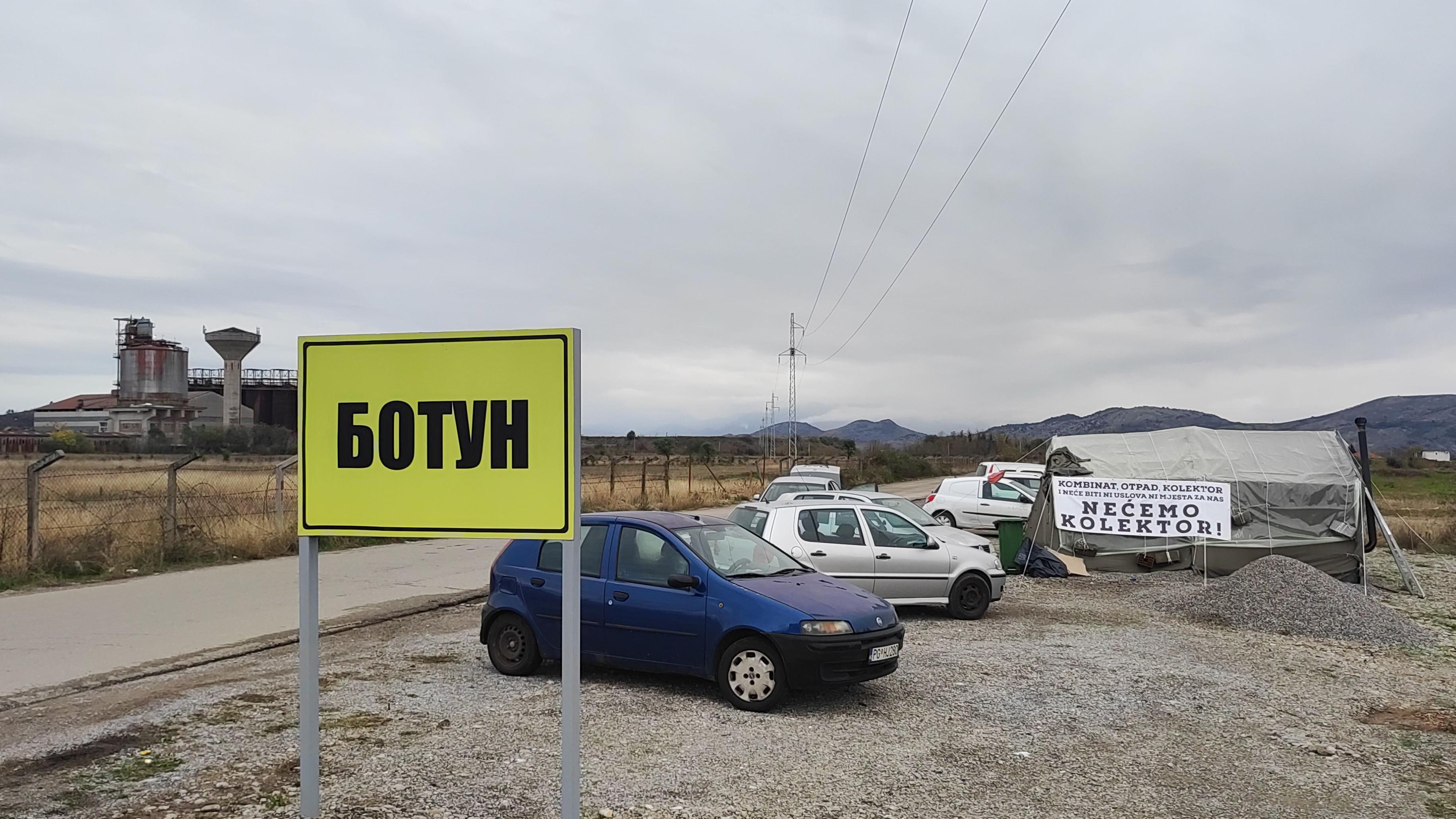Kolektor otpadnih voda kao glavno političko pitanje u Crnoj Gori: Zećani rekli 'Ne' 4 Botun tabla, u pozadini nekadašnji kombinat i šator demonstranata