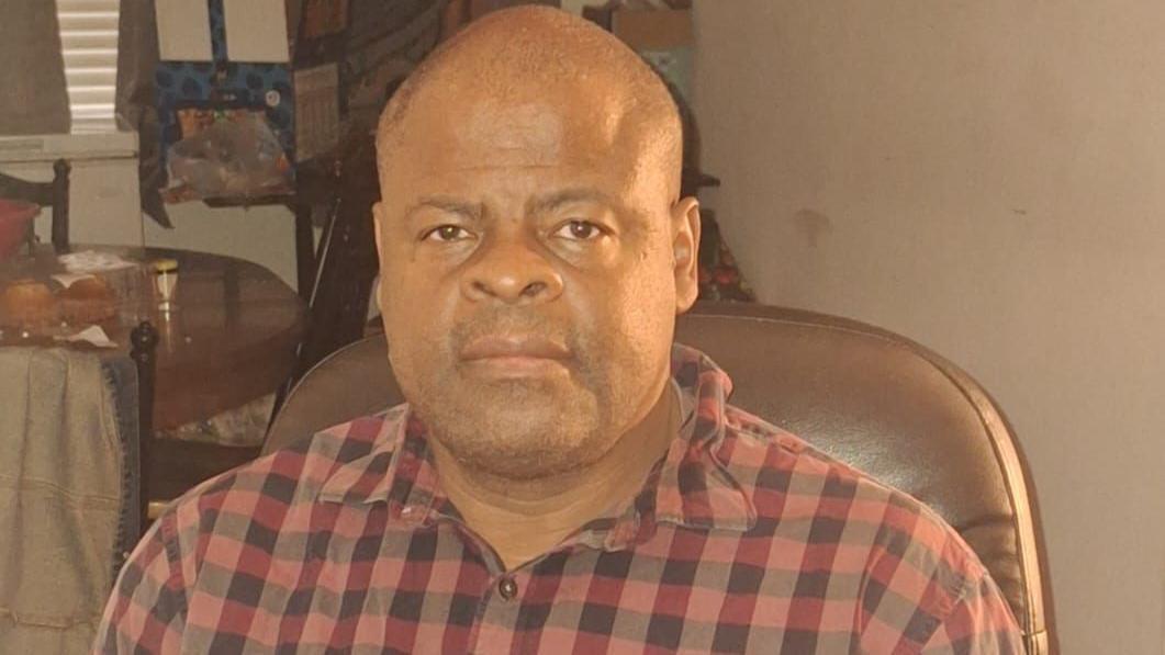 'Lažno sam svedočio i poslao trojicu nevinih tinejdžera u zatvor' 5 Ron Bishop sitting with a plaid shirt, hands crossed and looking at the camera.