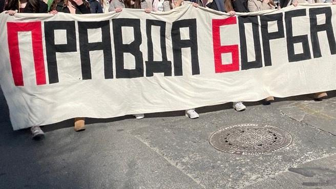 'Joca Amsterdam', Hrkalović, 'Ribnikar': Zašto Apelacioni sud obara presude 3 Na belom transparentu čirličnim slovima je ispisano - pravda i borba