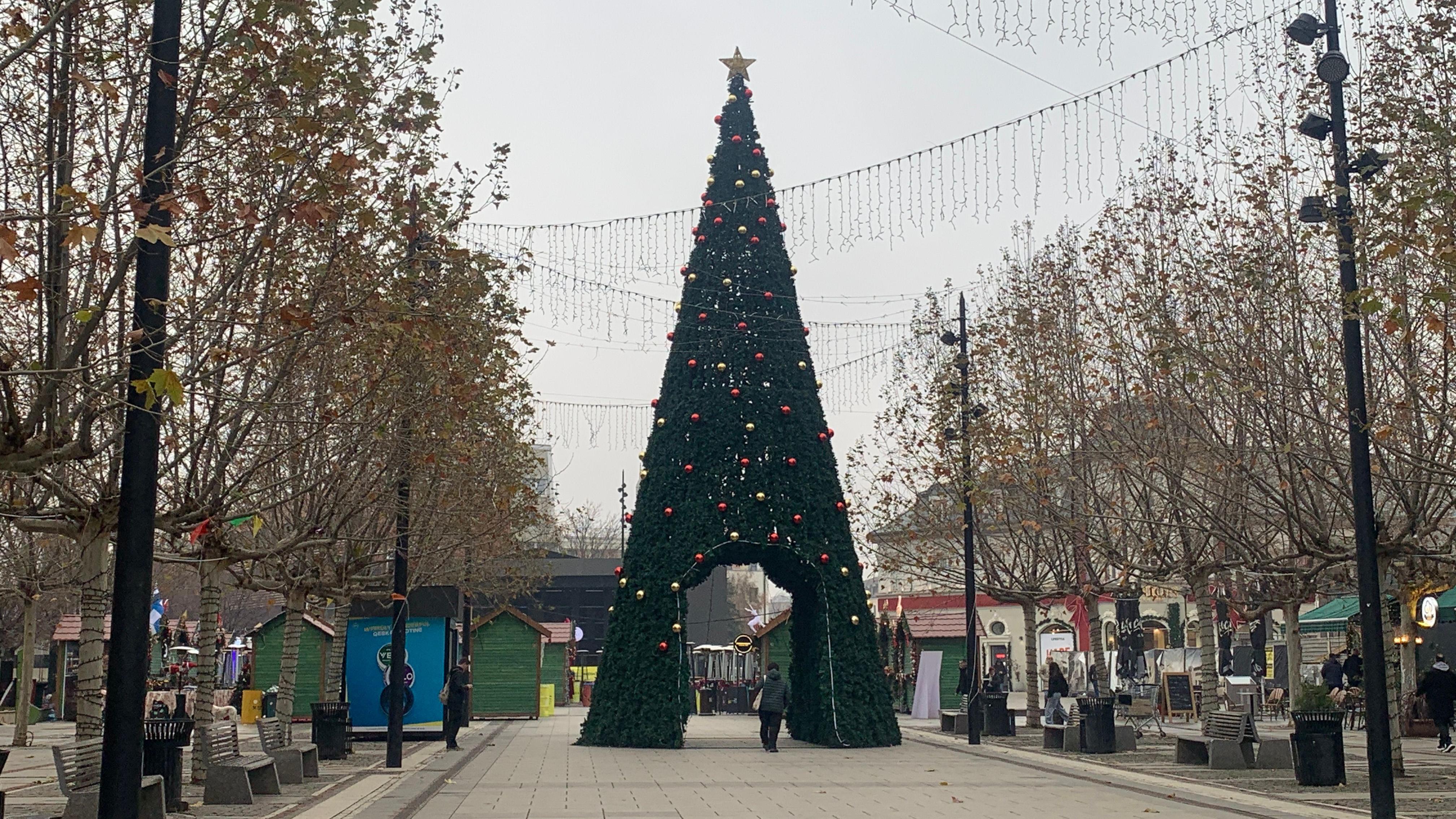 Jelka u centru Prištine uoči predstojećih praznika