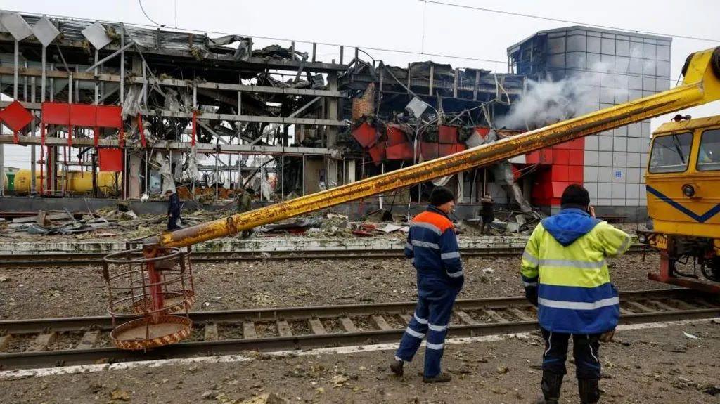oštećena železnička stanica u ruskom bombardovanju