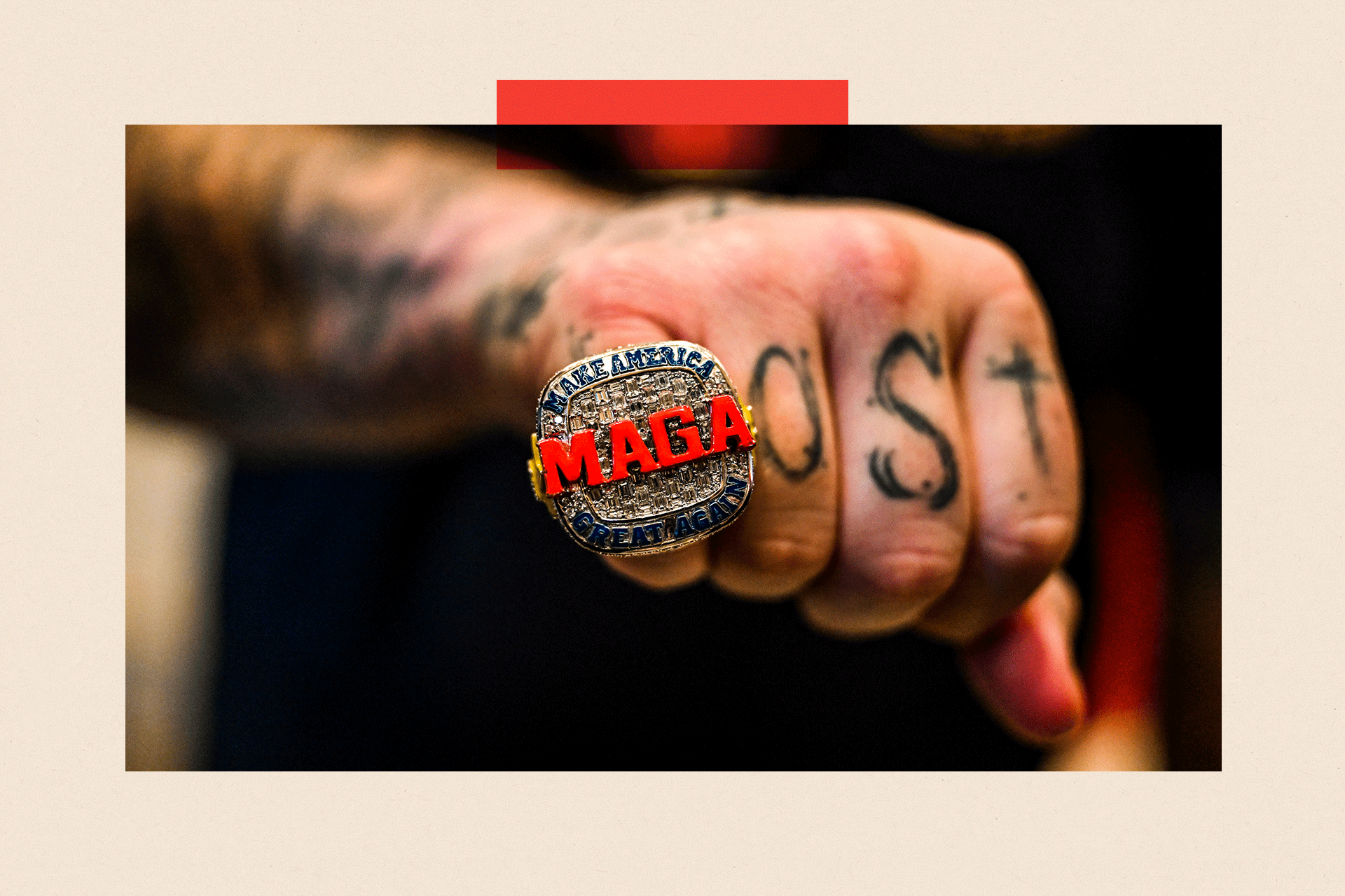 Ruka sa prstenom na malom prstu na kojem piše MAGA