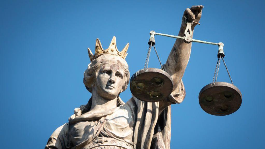 'Joca Amsterdam', Hrkalović, 'Ribnikar': Zašto Apelacioni sud obara presude 1 Statua žene koja drži dva tasa vage - simboliše pravdu