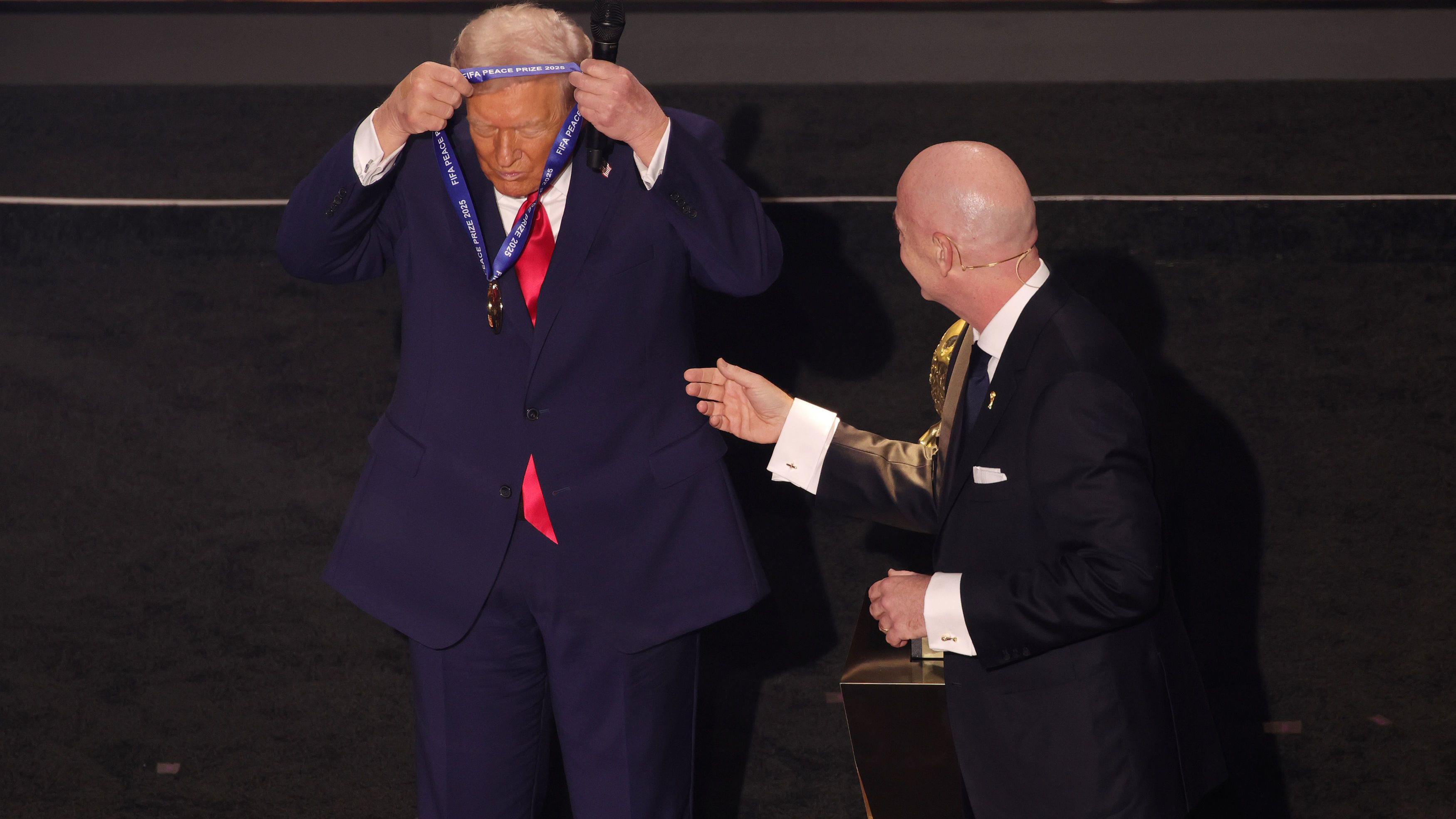 Donald Tramp, predsednik SAD, sam sebi stavlja FIFA medalju oko vrata