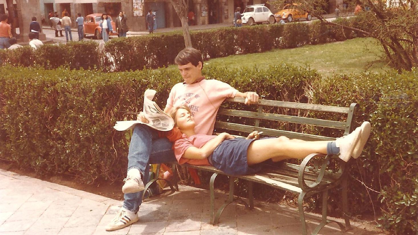 Anet i Pasje zajedno na klupi. Pasje čita novine, a Anet leži na klupi, sa glavom u njegovom krilu i zatvorenim očima.