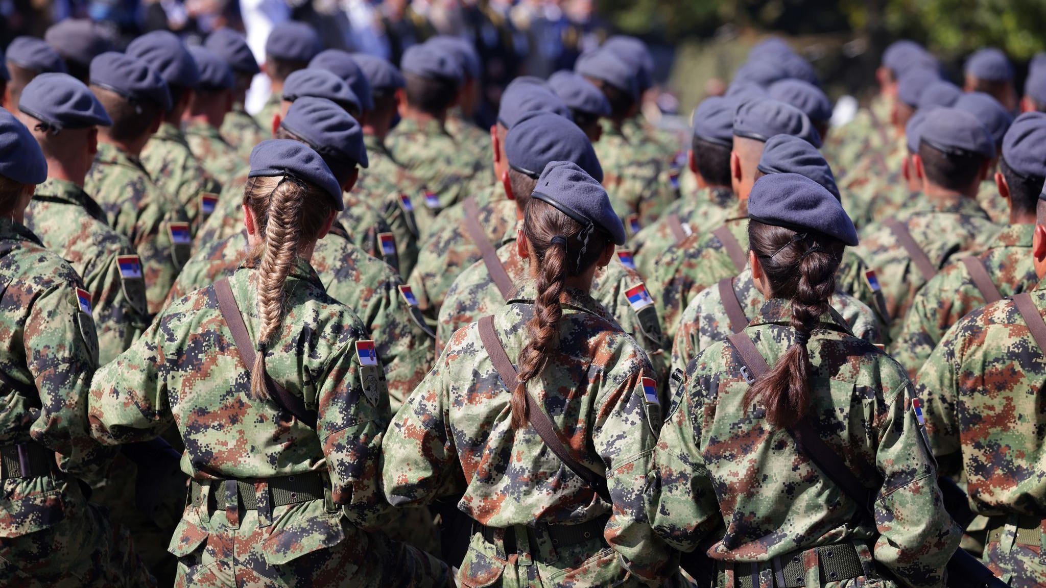 Može li se u 21. veku biti izvan vojnih saveza 1 Pripadnici vojske Srbije (muškarci i žene) okrenuti leđima u uniformi