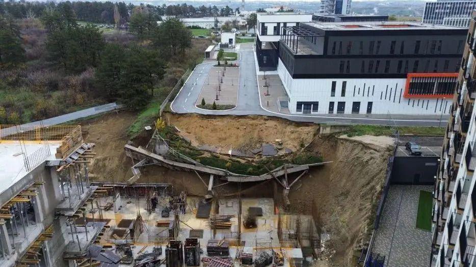 Urušavanje puta u Kragujevcu: 'Ugrožen jedan od najvažnijih naučno-istraživačkih objekata u Srbiji' 1 Obrušavanje puta u kragujevcu