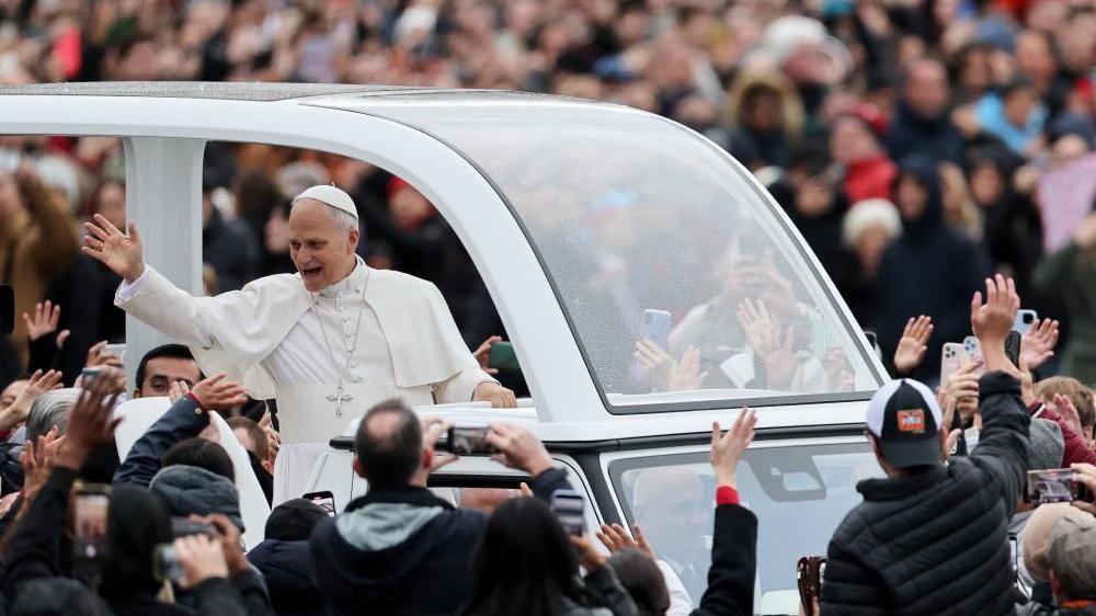 Prvo božićno obraćanje pape Lava: O Rusiji, Ukrajini, Gazi i beskućnicima 2 The Pope waves to worshippers from the popemobile