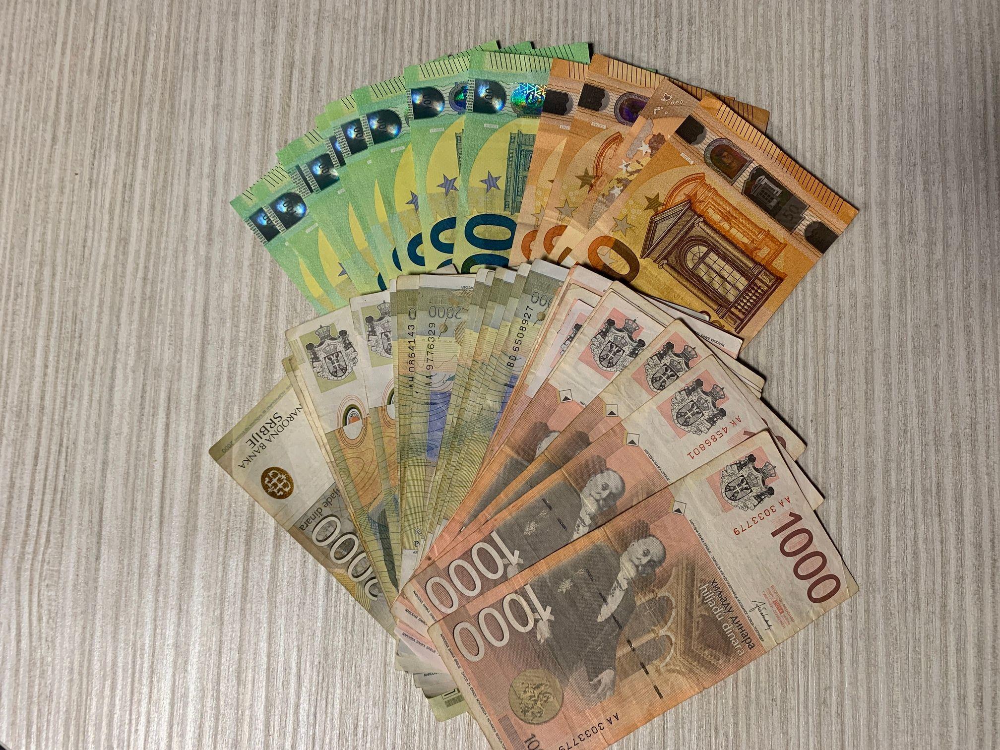 Kurs evra i promene: Šta sve na to utiče 2 Evri i dinari