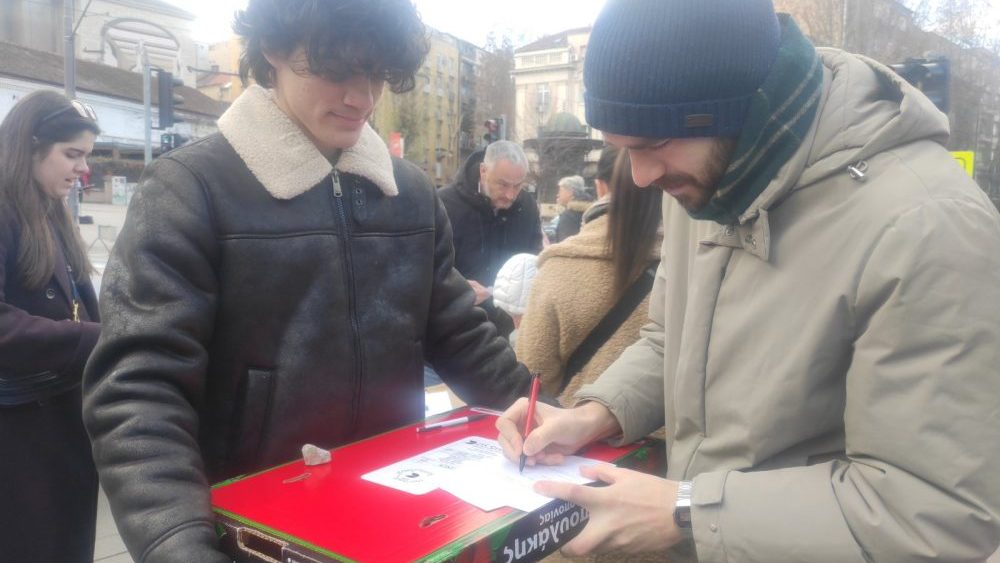 UŽIVO Studenti u akciji skupljanja potpisa za izbore: Odziv građana prevazišao očekivanja studenata, potpise dali i članovi SPS-a (FOTO/VIDEO) 5