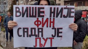 - Povodom godinu dana studentske blokade na Fakultetu inženjerskih nauka (FIN) u Kragujevcu danas je otvorena izložba fotografija i transparenata i uručene su zahvalnice profesorima koji su od početka stali uz studente i njihove zahteve.