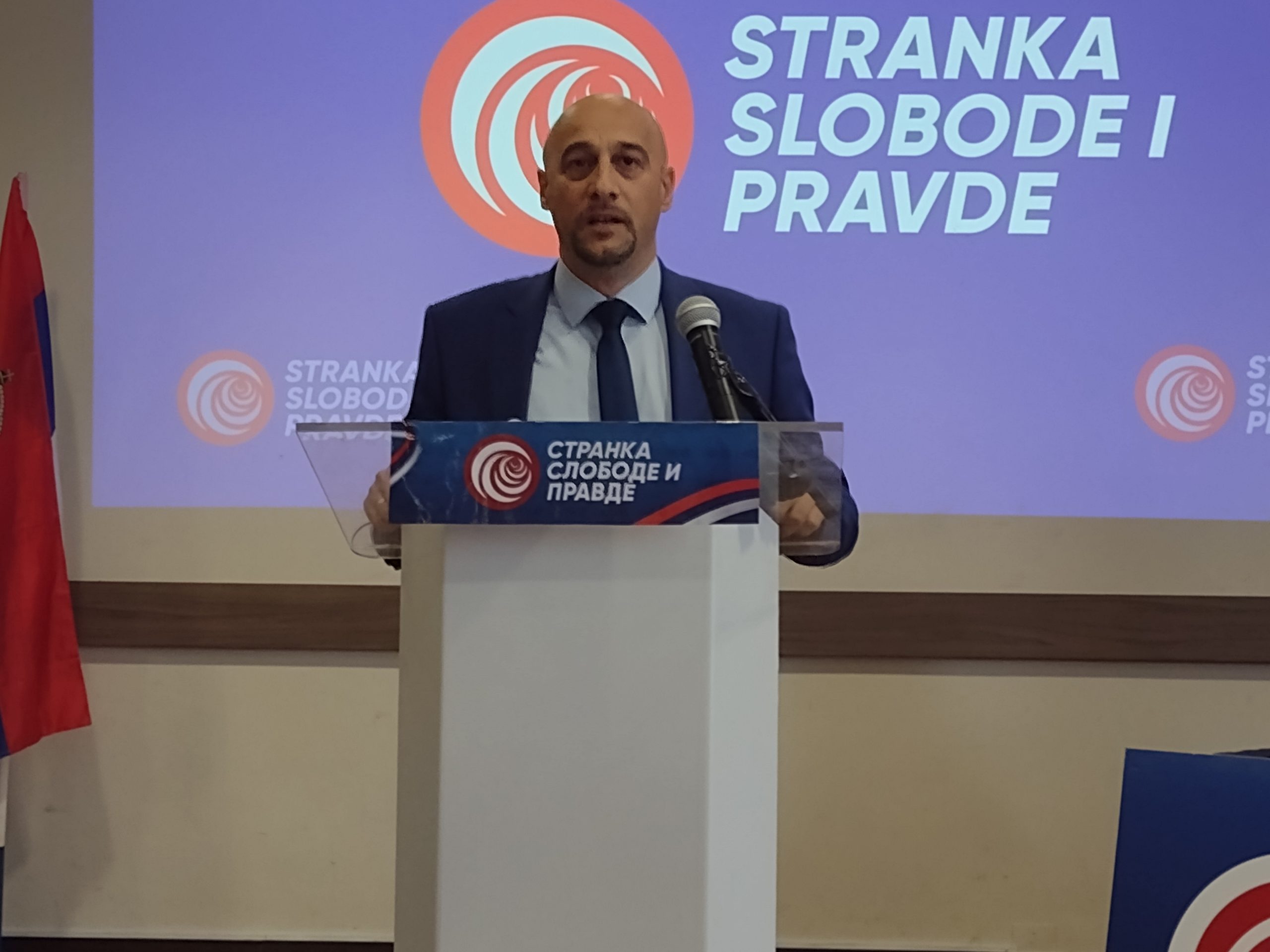 Vlast ne reaguje na „slabovidost” građevinske ispekcije, dok se grad urušava: Opozicione stranke „otpisale” SNS-u za urušavanje ulice u Kragujevcu 3