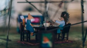 Proteklu godinu su u oblasti savremene umetnosti obeležili poniženje, dezintegracija, spuštanje nivoa procene kvaliteta i značaja, bruka, ali i začetci nečeg drugačjeg.