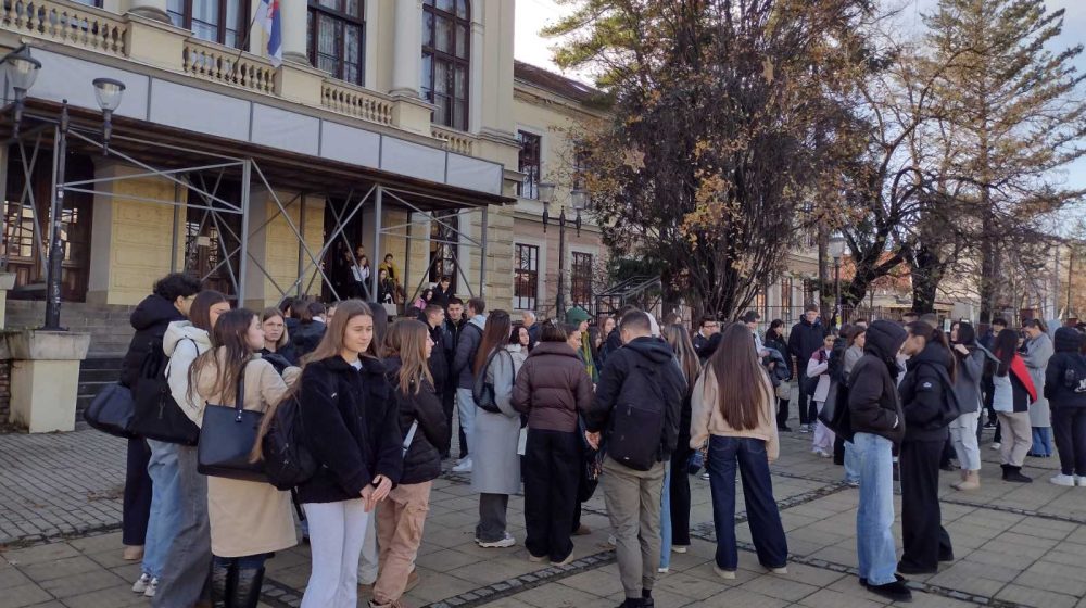 Mi ne zaboravljamo i ne praštamo: U Kragujevcu 16 minuta tišine u spomen na žrtve novosadske tragedije 1