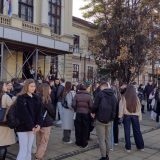 Mi ne zaboravljamo i ne praštamo: U Kragujevcu 16 minuta tišine u spomen na žrtve novosadske tragedije 1