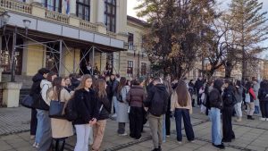 Mi ne zaboravljamo i ne praštamo: U Kragujevcu 16 minuta tišine u spomen na žrtve novosadske tragedije 1