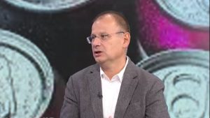 Sve više mladih doživljava srčane udare zbog nezdravog načina života, kao i energetskih pića koja su u slobodnoj prodaji. Najgore je što na žurkama i u izlascima mešaju energetska pića sa alkoholom, a neki i sa narkoticima. O štetnim uticajima energetskih pića na zdravlje, posebno mladih, za Jutarnji program RTS je govorio dr Petar Otašević, upravnik Klinike za kardiologiju Instituta za kardiovaskularne bolesti „Dedinje“.