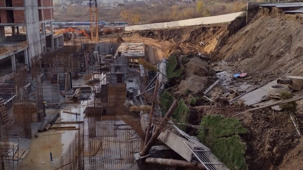 Život na ivici, al’ bukvalnoj: Reporter Danasa sa stanovncima kragujevačkog kompleksa „Tesla palas” pored obrušene ulice (FOTO) 1