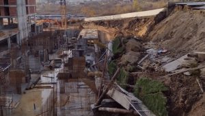 Život na ivici, al’ bukvalnoj: Reporter Danasa sa stanovncima kragujevačkog kompleksa „Tesla palas” pored obrušene ulice (FOTO) 12