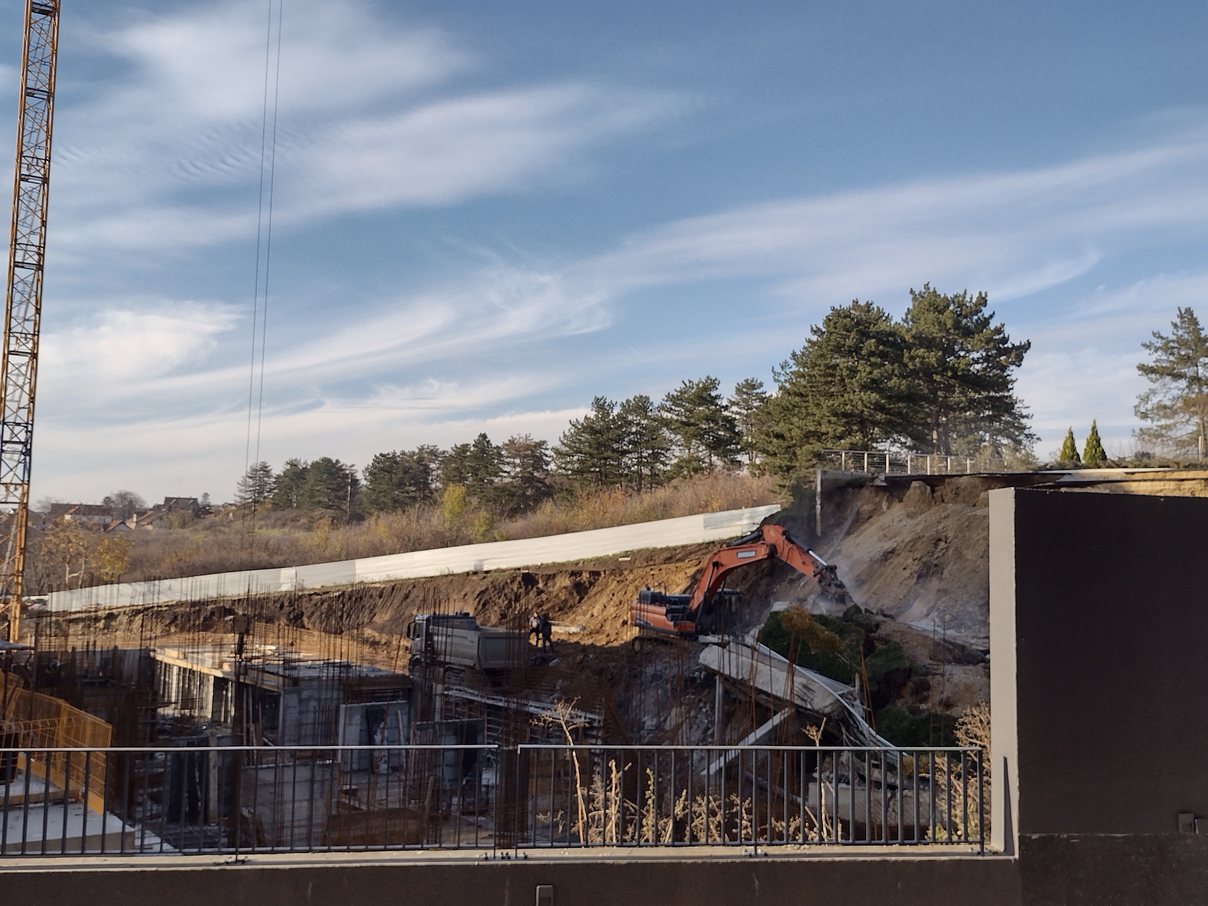 Život na ivici, al’ bukvalnoj: Reporter Danasa sa stanovncima kragujevačkog kompleksa „Tesla palas” pored obrušene ulice (FOTO) 2