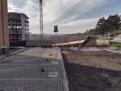 Život na ivici, al’ bukvalnoj: Reporter Danasa sa stanovncima kragujevačkog kompleksa „Tesla palas” pored obrušene ulice (FOTO) 4