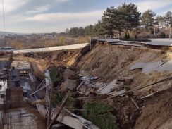 Život na ivici, al’ bukvalnoj: Reporter Danasa sa stanovncima kragujevačkog kompleksa „Tesla palas” pored obrušene ulice (FOTO) 5