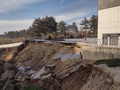 Život na ivici, al’ bukvalnoj: Reporter Danasa sa stanovncima kragujevačkog kompleksa „Tesla palas” pored obrušene ulice (FOTO) 6