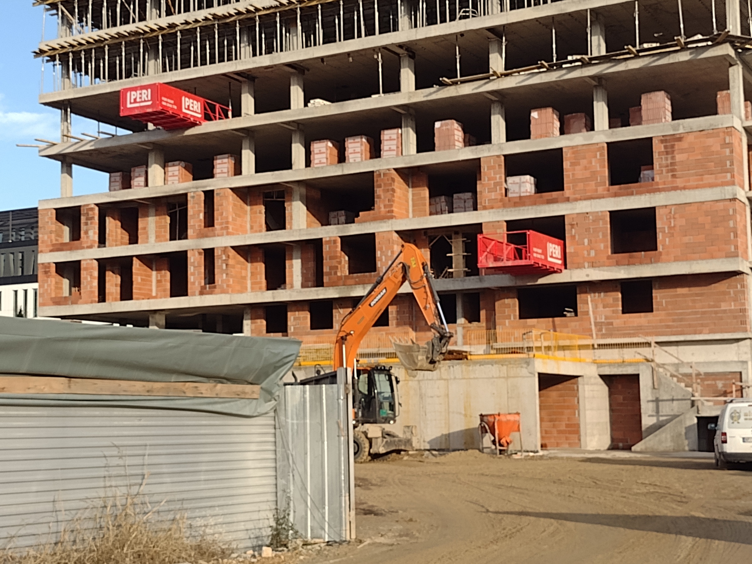 Život na ivici, al’ bukvalnoj: Reporter Danasa sa stanovncima kragujevačkog kompleksa „Tesla palas” pored obrušene ulice (FOTO) 7