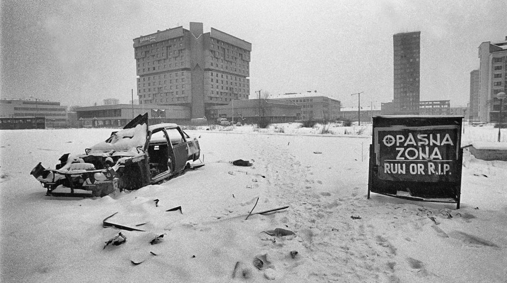 Strašne godine razaranja, ljudskog zla, ali i otpora i dostojanstva: Izložba “Sarajevo 1992-1996 / Najduža opsada" u Muzeju devedesetih 3