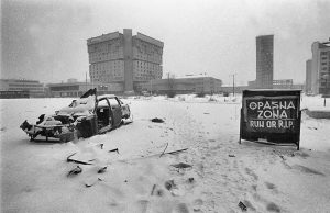 Strašne godine razaranja, ljudskog zla, ali i otpora i dostojanstva: Izložba “Sarajevo 1992-1996 / Najduža opsada" u Muzeju devedesetih 13