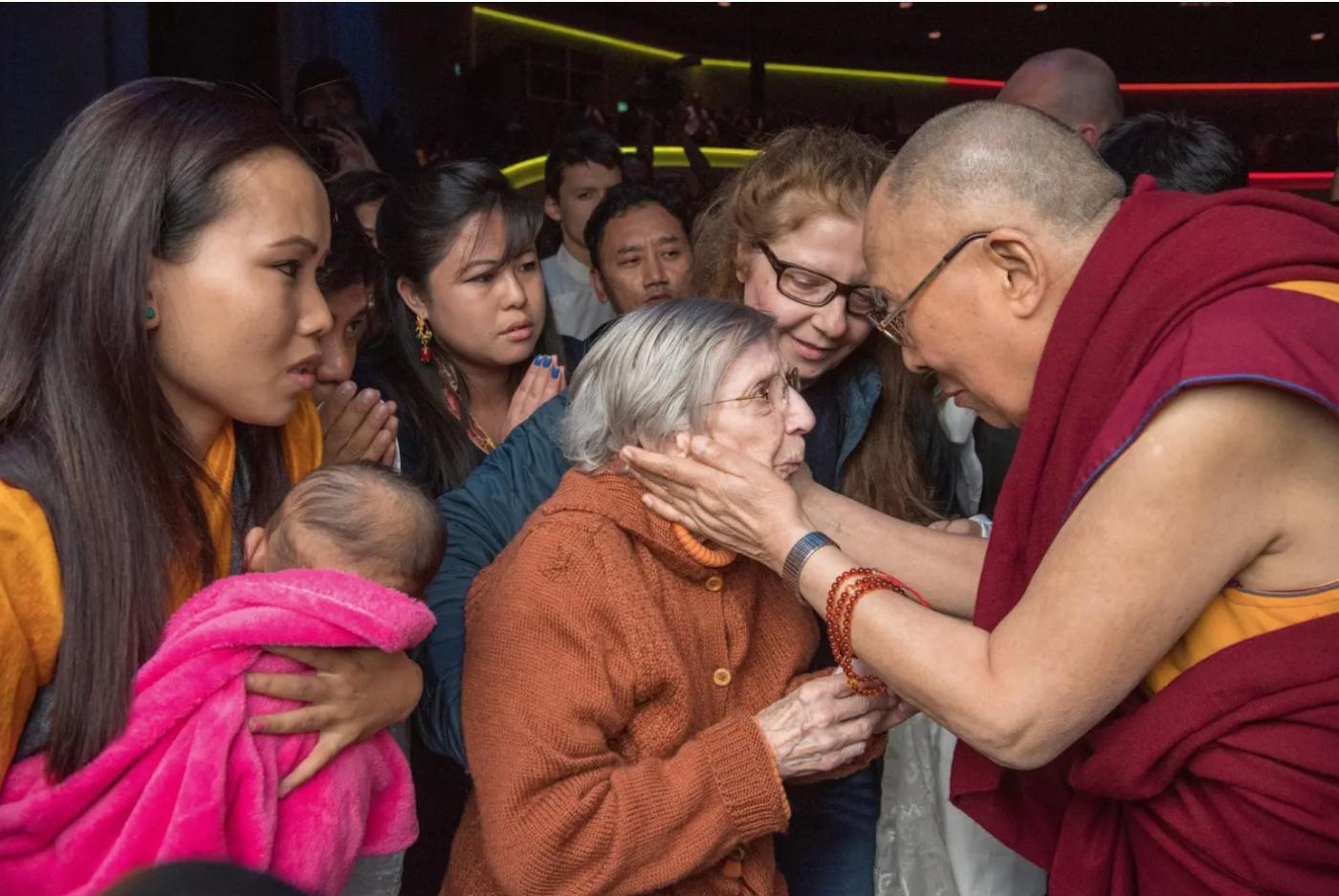 U četiri oka sa dalaj-lamom u filmu „Mudrost sreće” 2 U četiri oka sa dalaj-lamom u filmu „Mudrost sreće” 1