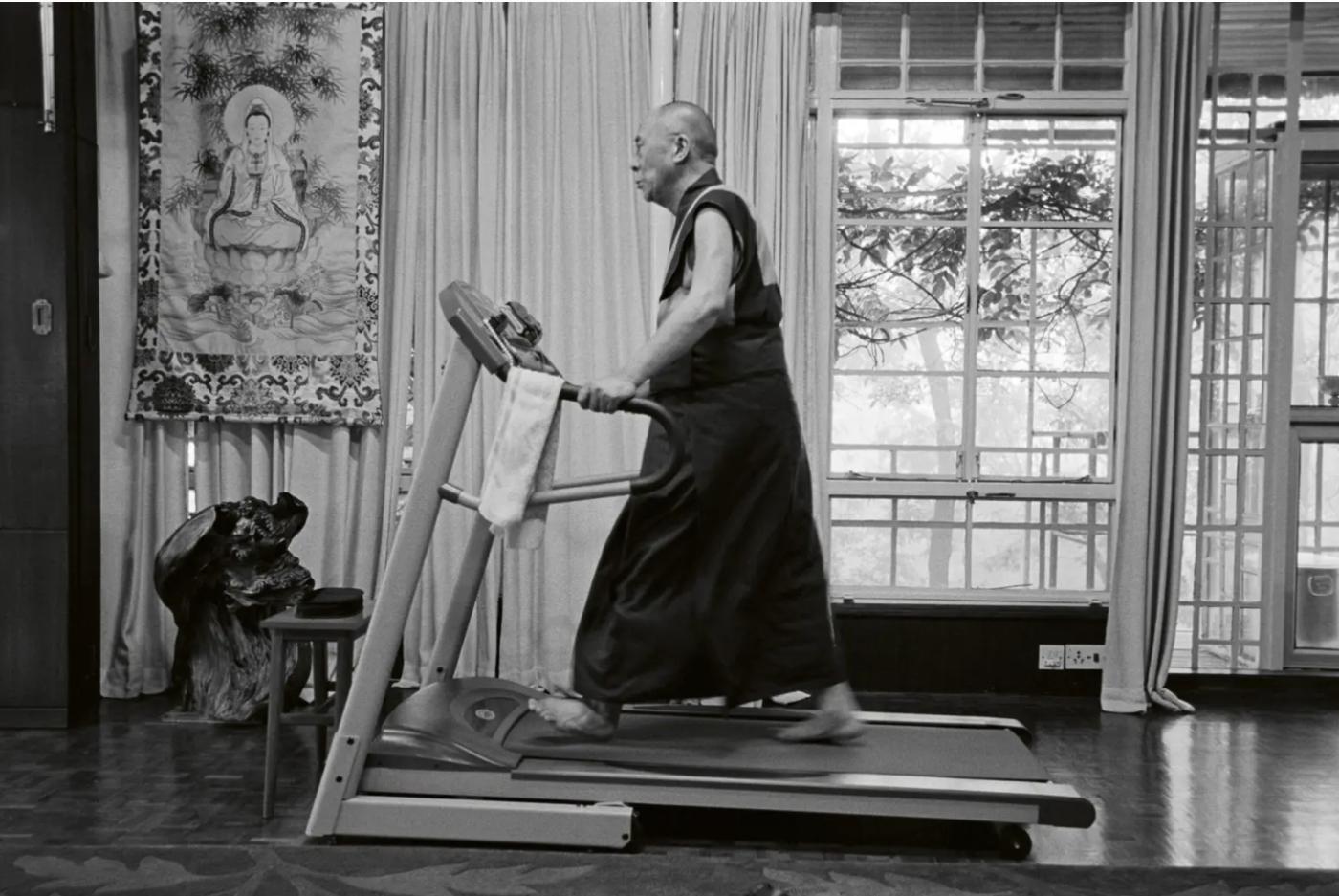 U četiri oka sa dalaj-lamom u filmu „Mudrost sreće” 3 U četiri oka sa dalaj-lamom u filmu „Mudrost sreće” 2