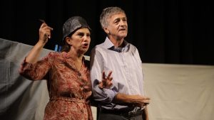 Na pozorišnoj sceni u Ulici cara Dušana 35 na Dorćolu, tamo gde je početkom godine Fondacija Mozzart otvorila svoj teatar humanosti, umetnost ne samo da zabavlja ili postavlja pitanja. Ona leči – ali u doslovnom smislu.