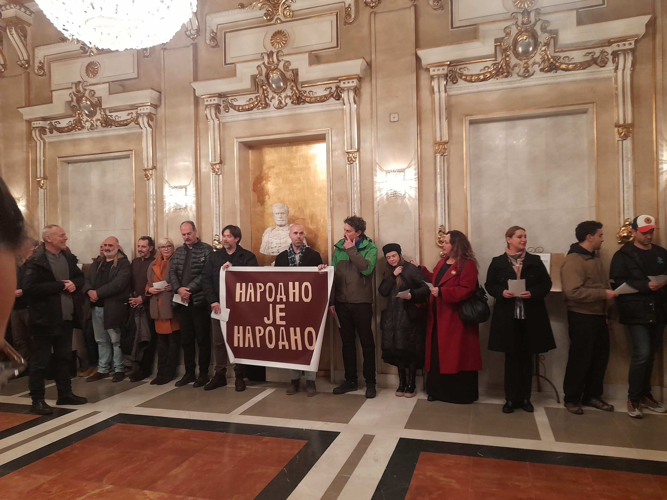 "Smena uprave. Odmah"": Glumci NP večeras održali štrajk upozorenja i uputili poruku upravi i publici da ne odustaju od svojih zahteva 2 "Smena uprave. Odmah"": Glumci NP večeras održali štrajk upozorenja i uputili poruku upravi i publici da ne odustaju od svojih zahteva 2