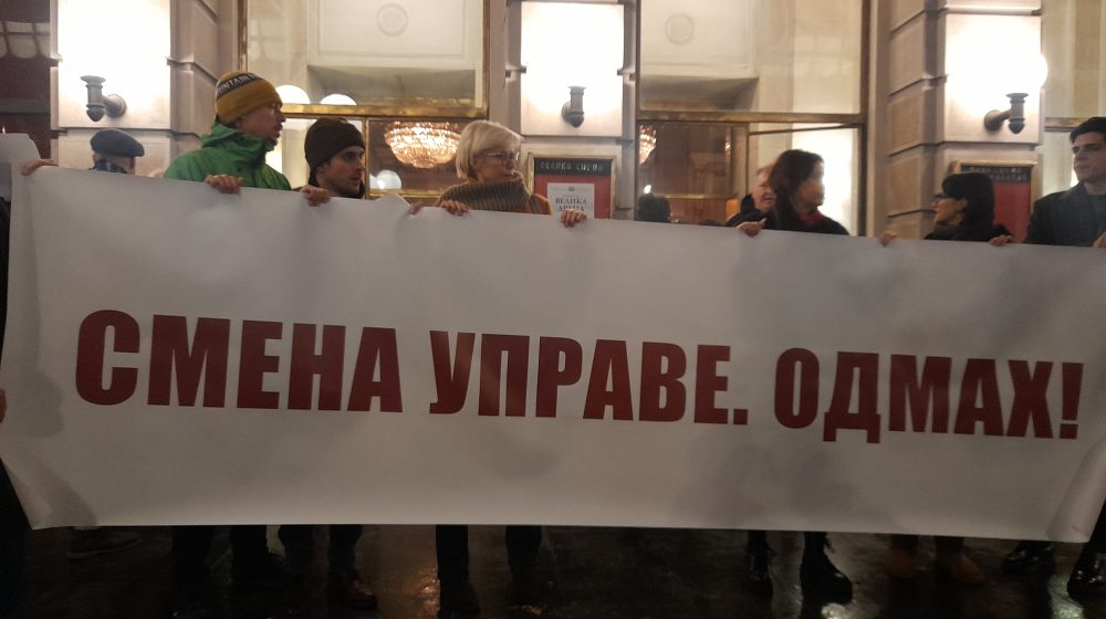 "Smena uprave. Odmah"": Glumci NP večeras održali štrajk upozorenja i uputili poruku upravi i publici da ne odustaju od svojih zahteva 5