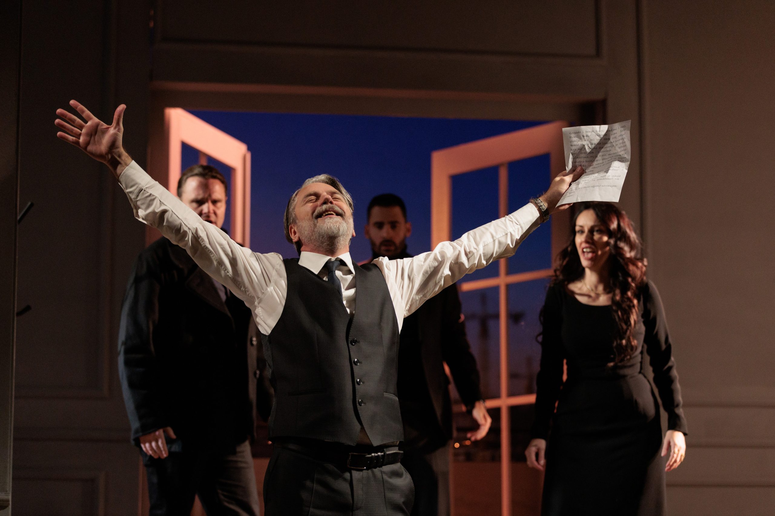 U znaku Nušića i podrške studentima: Ovacije glumačkoj ekipi "Narodnog poslanika" na premijeri u JDP 2