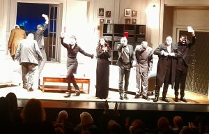 U znaku Nušića i podrške studentima: Ovacije glumačkoj ekipi "Narodnog poslanika" na premijeri u JDP 7 U znaku Nušića i podrške studentima: Ovacije glumačkoj ekipi "Narodnog poslanika" na premijeri u JDP 4