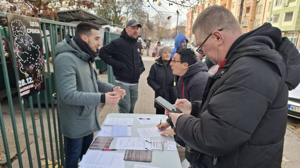 UŽIVO Studenti u akciji skupljanja potpisa za izbore: Odziv građana prevazišao očekivanja studenata, potpise dali i članovi SPS-a (FOTO/VIDEO) 9