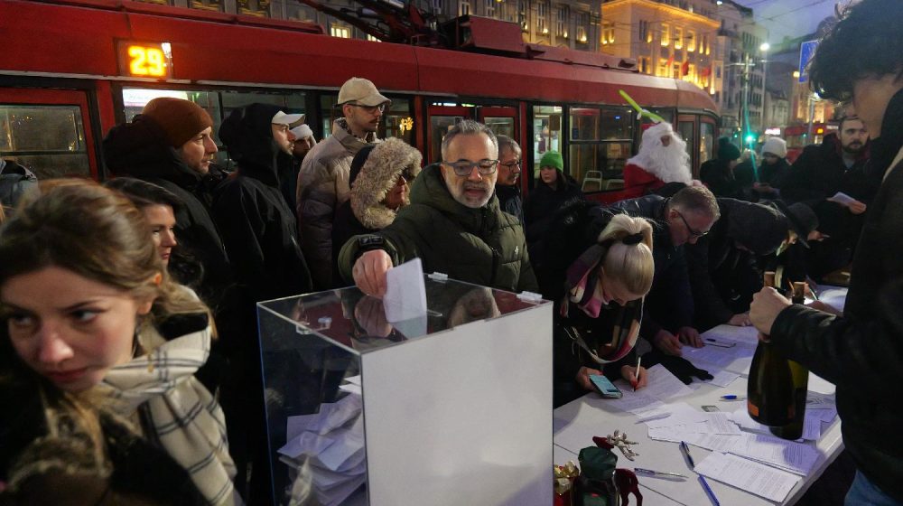 UŽIVO Studenti u akciji skupljanja potpisa za izbore: Odziv građana prevazišao očekivanja studenata, potpise dali i članovi SPS-a (FOTO/VIDEO) 8